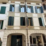 Elegante In Centro Storico - Vista Sul Corso Principale - Spazioso , Wifi Veloce, Posizione Apartman Pordenone
