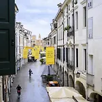 Elegante In Centro Storico - Vista Sul Corso Principale - Spazioso , Wifi Veloce, Posizione Apartman *