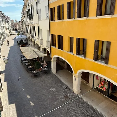 Elegante In Centro Storico - Vista Sul Corso Principale - Spazioso , Wifi Veloce, Posizione Apartament Pordenone