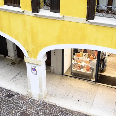 Elegante In Centro Storico - Vista Sul Corso Principale - Spazioso , Wifi Veloce, Posizione Pordenone