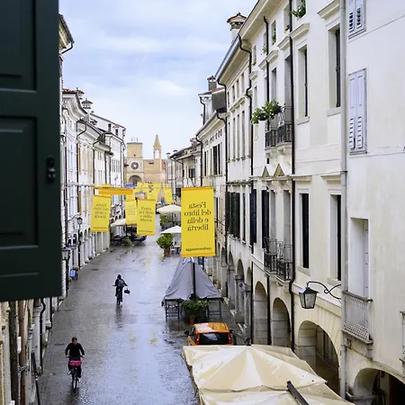 Elegante In Centro Storico - Vista Sul Corso Principale - Spazioso , Wifi Veloce, Posizione Apartament *